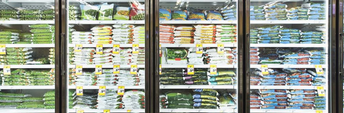 ۱۰ نکته برای حفظ کیفیت و افزایش ماندگاری مواد غذایی منجمد در سردخانه ها - تصویر نشان دهنده بخشی از محفظه یخچالی مواد غذایی در یک سوپرمارکت خارجی است.